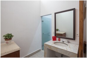 Shower, free toiletries, towels - RedDoorz near Padang Galak Beach (Denpasar)