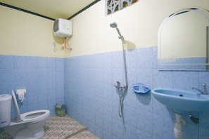 Shower, free toiletries, towels