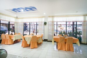 Restaurant - RedDoorz Plus near Pelabuhan Bitung (Bitung)