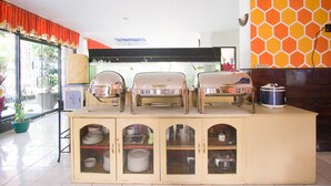 Ein Buffet mit mehreren Servierstationen und Schrankreihen mit Glastüren.