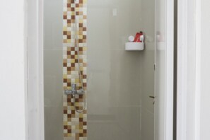 Doppelzimmer (RedDoorz) | Badezimmer | Dusche, kostenlose Toilettenartikel