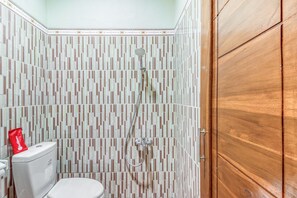 Buồng tắm vòi sen, đồ dùng nhà tắm miễn phí, khăn tắm 