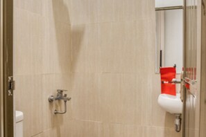 Quarto casal (RedDoorz) | Banheiro | Chuveiro, produtos de toalete grátis, toalhas de banho 