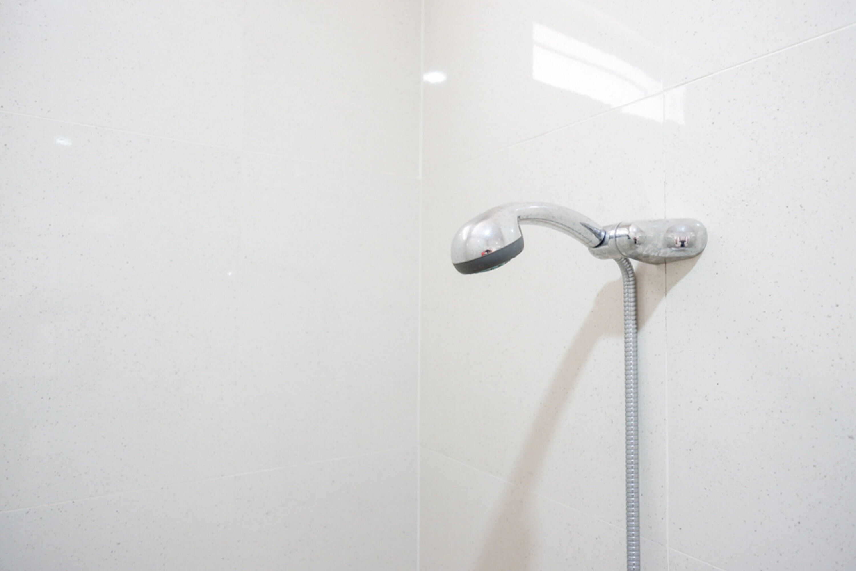 Doppelzimmer (RedDoorz) | Badezimmer | Dusche, kostenlose Toilettenartikel, Handtücher