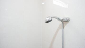 Doppelzimmer (RedDoorz) | Badezimmer | Dusche, kostenlose Toilettenartikel, Handtücher