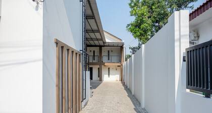 RedDoorz Plus Syariah near Stasiun Tegal 2