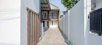 RedDoorz Plus Syariah near Stasiun Tegal 2