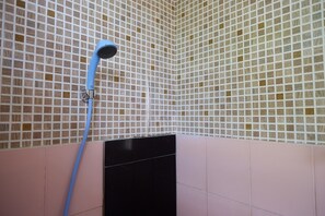 Deluxe-værelse (RedDoorz) | Badeværelse | Bruser, gratis toiletartikler, håndklæder