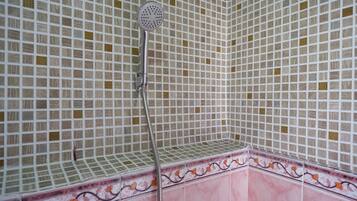 Ducha, artículos de tocador gratuitos, toallas