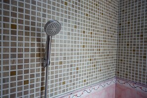 Douche, articles de toilette (gratuits), serviettes fournies