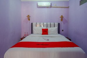 Double Room (RedDoorz)