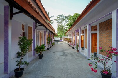 RedDoorz near Goa Jatijajar
