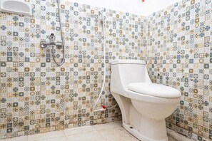 Shower, free toiletries, towels