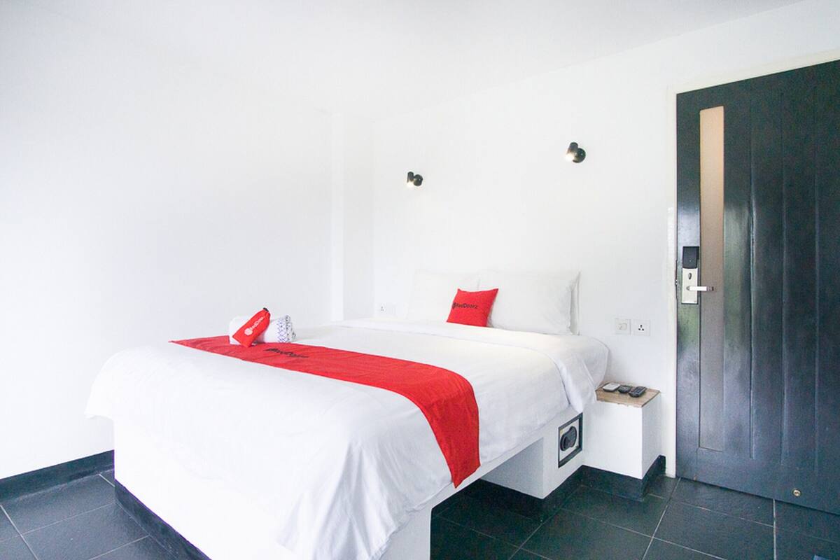 Deluxe Room (RedDoorz) | 1 bedroom, free WiFi