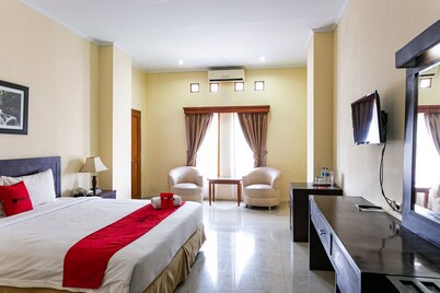 RedDoorz Plus near Alun Alun Karanganyar