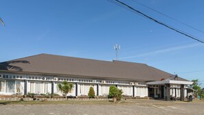 Un grand bâtiment doté d’un toit plat, de plusieurs unités de climatisation et d’une antenne parabolique.