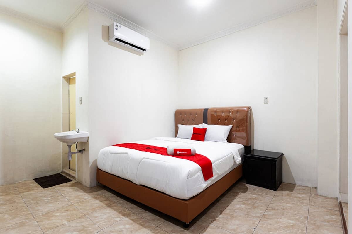 Double Room (RedDoorz)