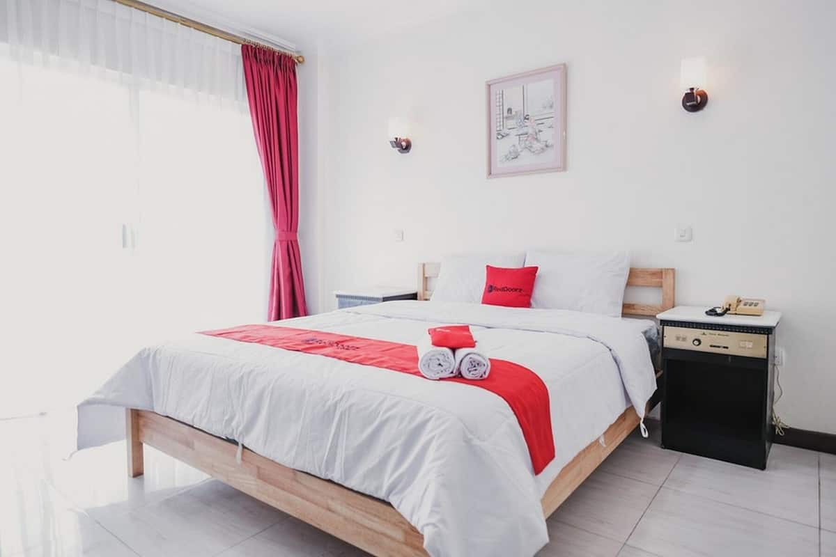 Double Room (RedDoorz)