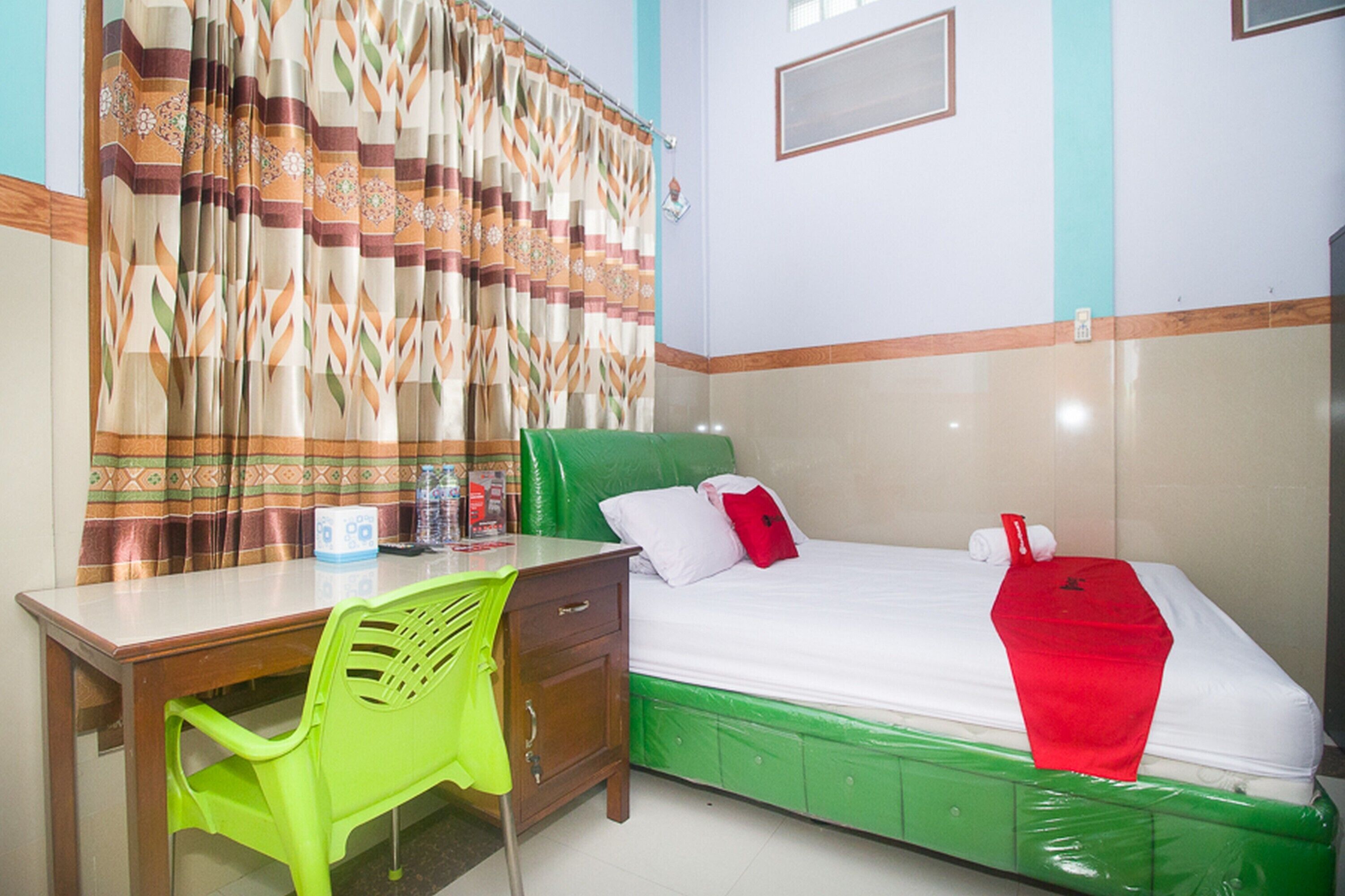 Double Room (RedDoorz)