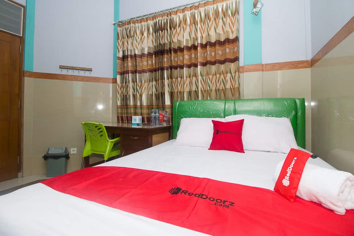 Double Room (RedDoorz)