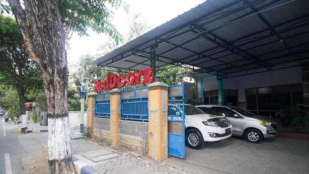 A building with a sign that reads "Red Door." - RedDoorz Syariah near Alun Alun Bojonegoro (Bojonegoro)