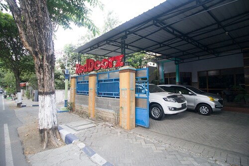 RedDoorz Syariah near Alun Alun Bojonegoro