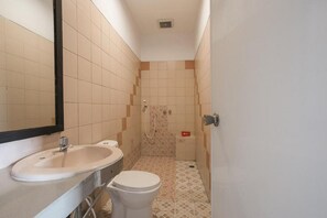 Double Room (RedDoorz) | Bathroom | Shower, free toiletries, towels - Formerly Reddoorz Plus Near Jakarta Kota Station (Jakarta)