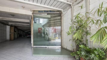 Pintu masuk properti