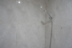 Een douche, gratis toiletartikelen, handdoeken