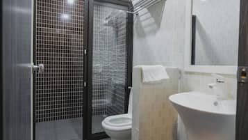 Douche, articles de toilette gratuits, serviettes fournies