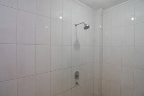 Double Room (RedDoorz) | Bathroom | Shower, free toiletries, towels - RedDoorz near IPDN 2 (Cileunyi)