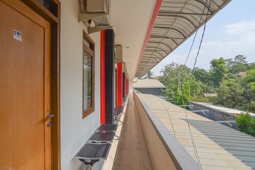 RedDoorz near IPDN 2