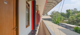 RedDoorz near IPDN 2