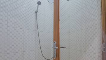 Kamar Double (RedDoorz) | Kamar mandi | Shower, perlengkapan mandi gratis, dan handuk