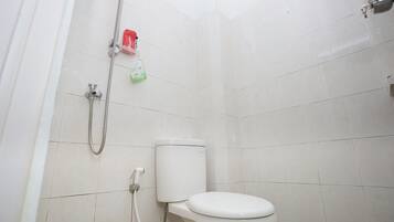 Double Room (RedDoorz) | Bathroom | Shower, free toiletries, towels