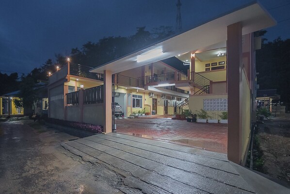 Vista frontal de la propiedad por la tarde o noche