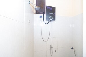 Shower, free toiletries, towels - RedDoorz Syariah near Keraton Sumenep (Sumenep)
