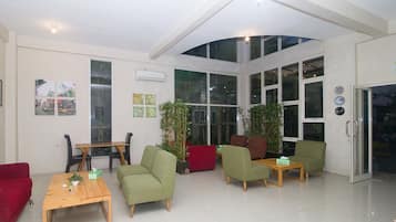 Coin salon dans le hall