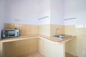 Interior - RedDoorz near Pantai Boom (Banyuwangi)