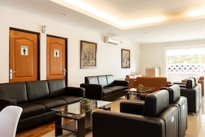 Coin salon dans le hall