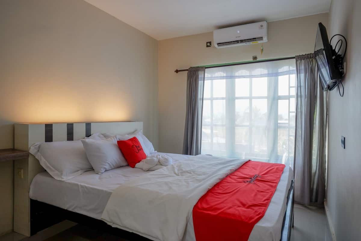 Family Room (RedDoorz) | Free WiFi