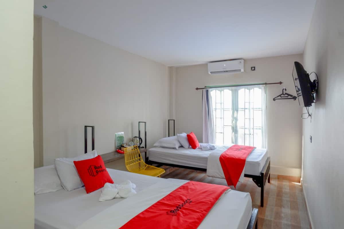 Twin Room (RedDoorz) | Free WiFi