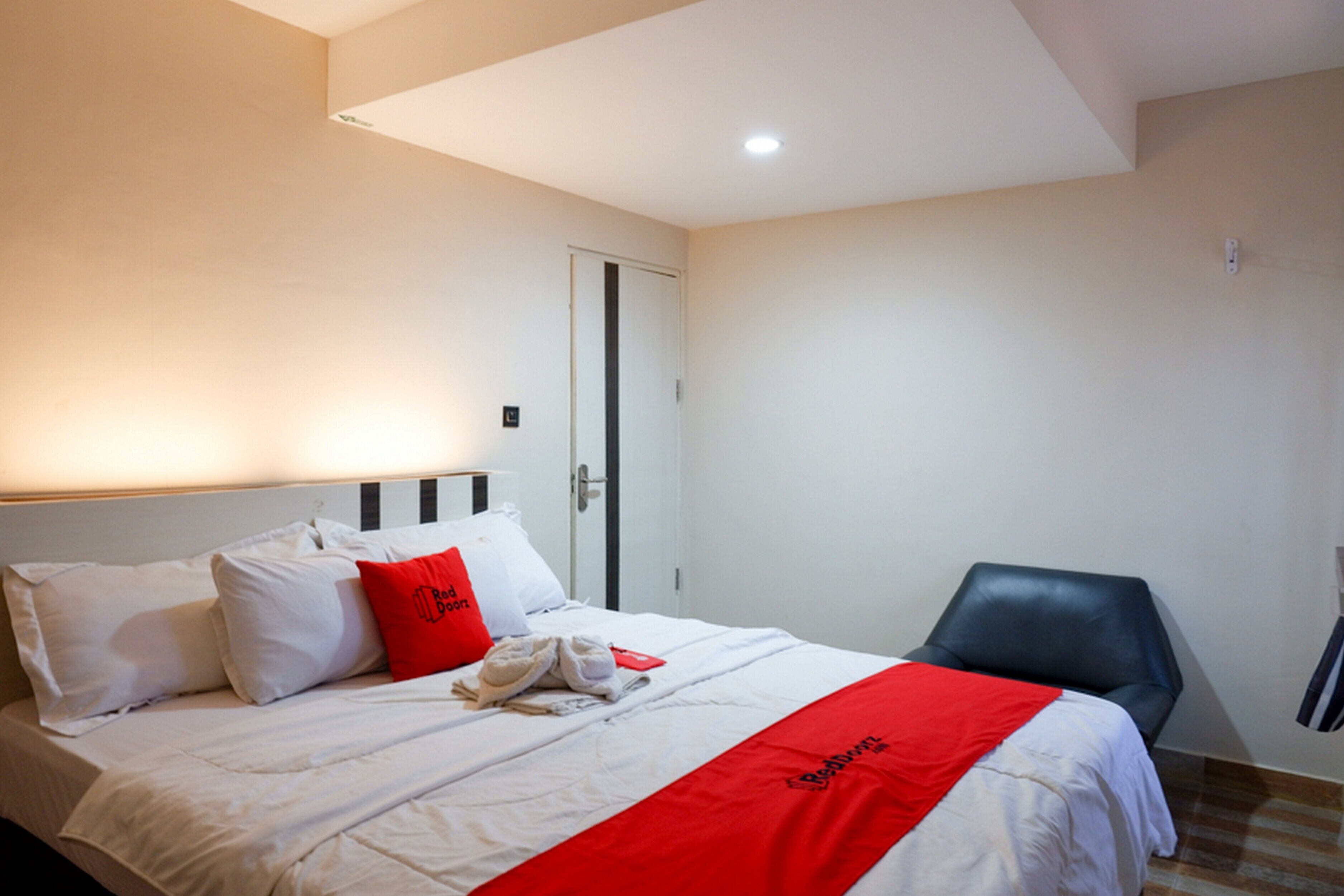 Double Room (RedDoorz) | Free WiFi