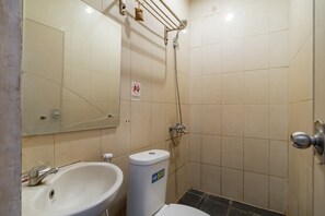 Doppelzimmer (RedDoorz) | Badezimmer
