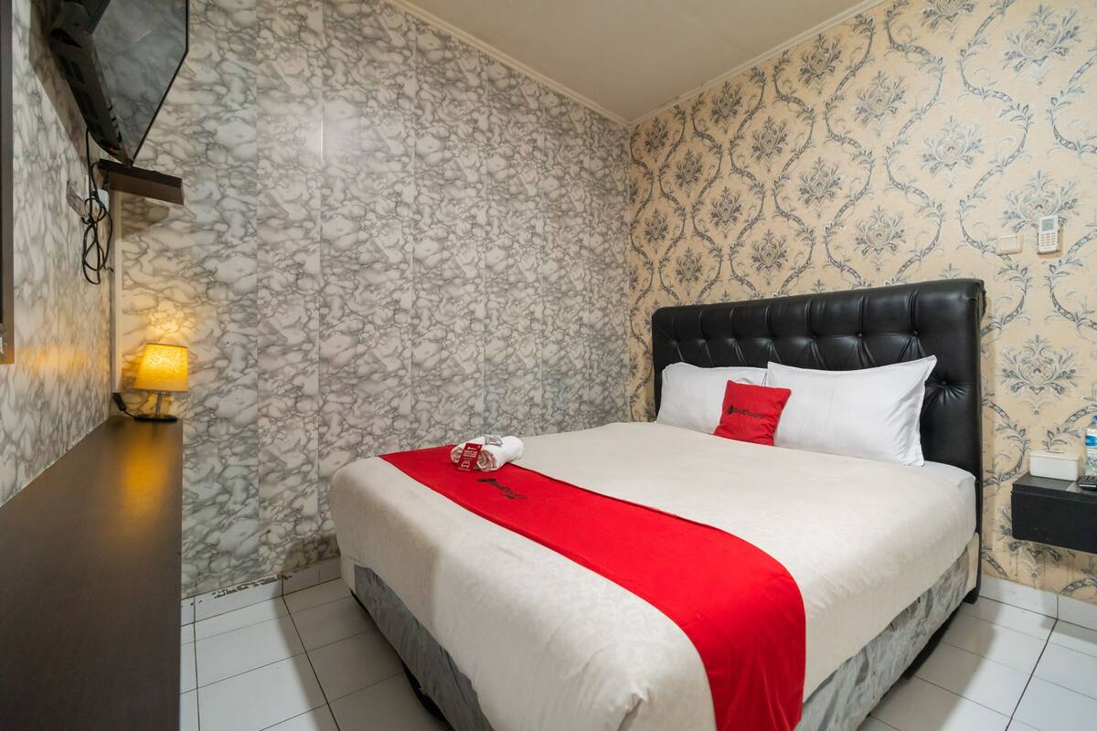 Double Room (RedDoorz) | Free WiFi