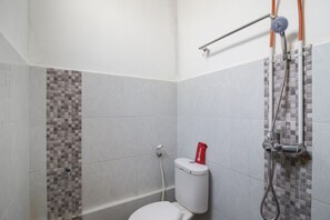 Bathroom - RedDoorz @ Sagan Jogja 2 (Yogyakarta)