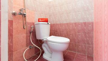 Double Room (RedDoorz) | Bathroom | Shower, free toiletries, towels