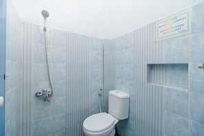 Regadera, amenidades de baño gratuitas, toallas