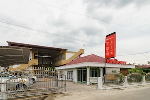 Vista frontal de la propiedad
