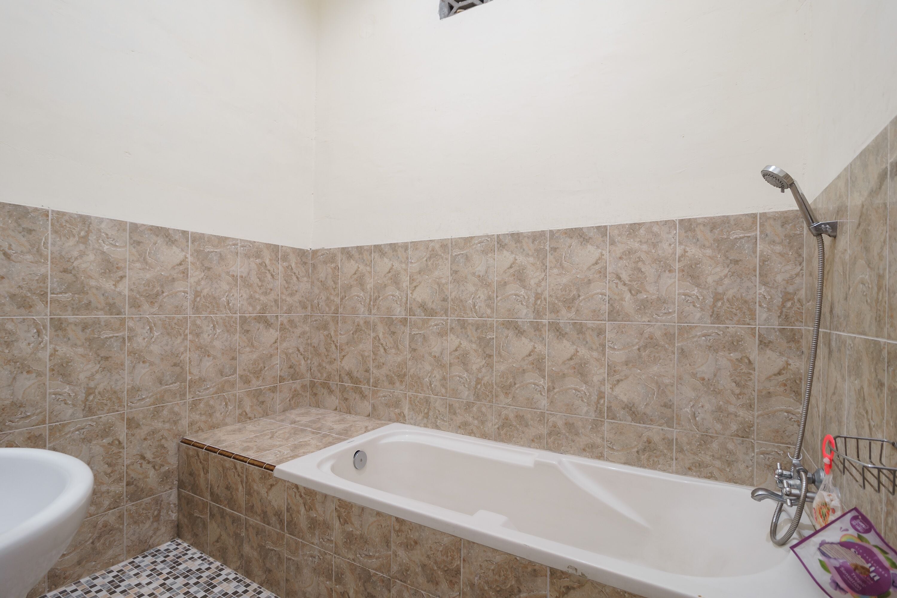 Premium Room (RedDoorz) | Bathroom | Shower, free toiletries, towels